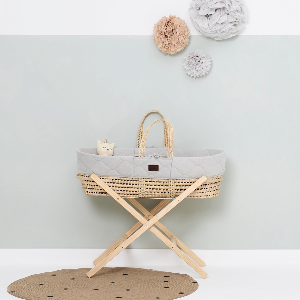 The Little Green Sheep Organic Quilted Moses Basket Set inc Natural mattress Quilted Dove - Hola BB